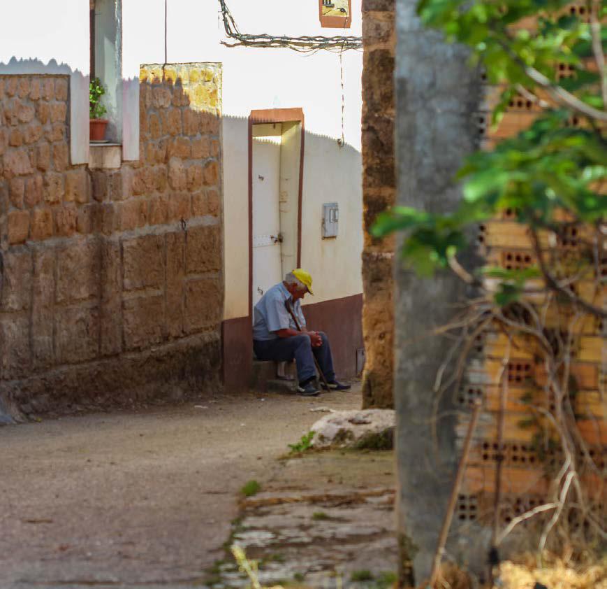 Hombre sentado en un pueblo | Foto: Daniel Martínez Escudero