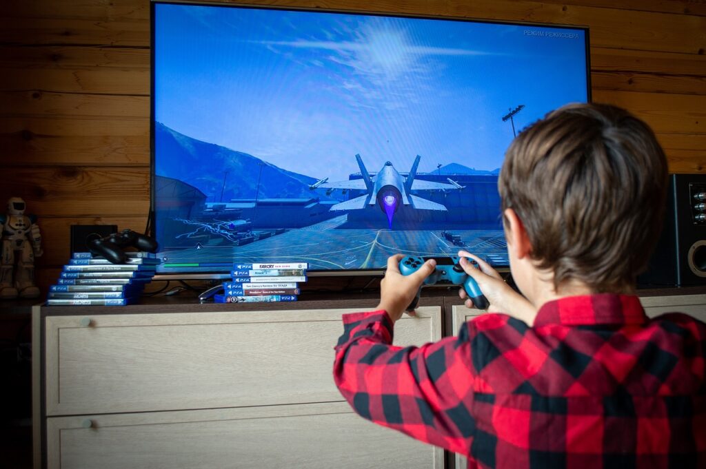 Niño jugando videojuegos | Fuente: Pixabay