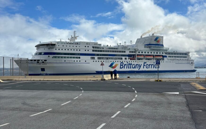 La actividad del ferry se multiplica, pero su impacto local aún tiene margen de mejora