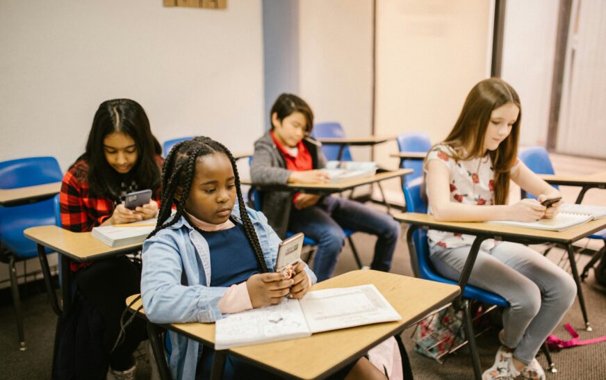 Docentes de Cantabria califican de “necesaria” la prohibición del móvil en centros educativos