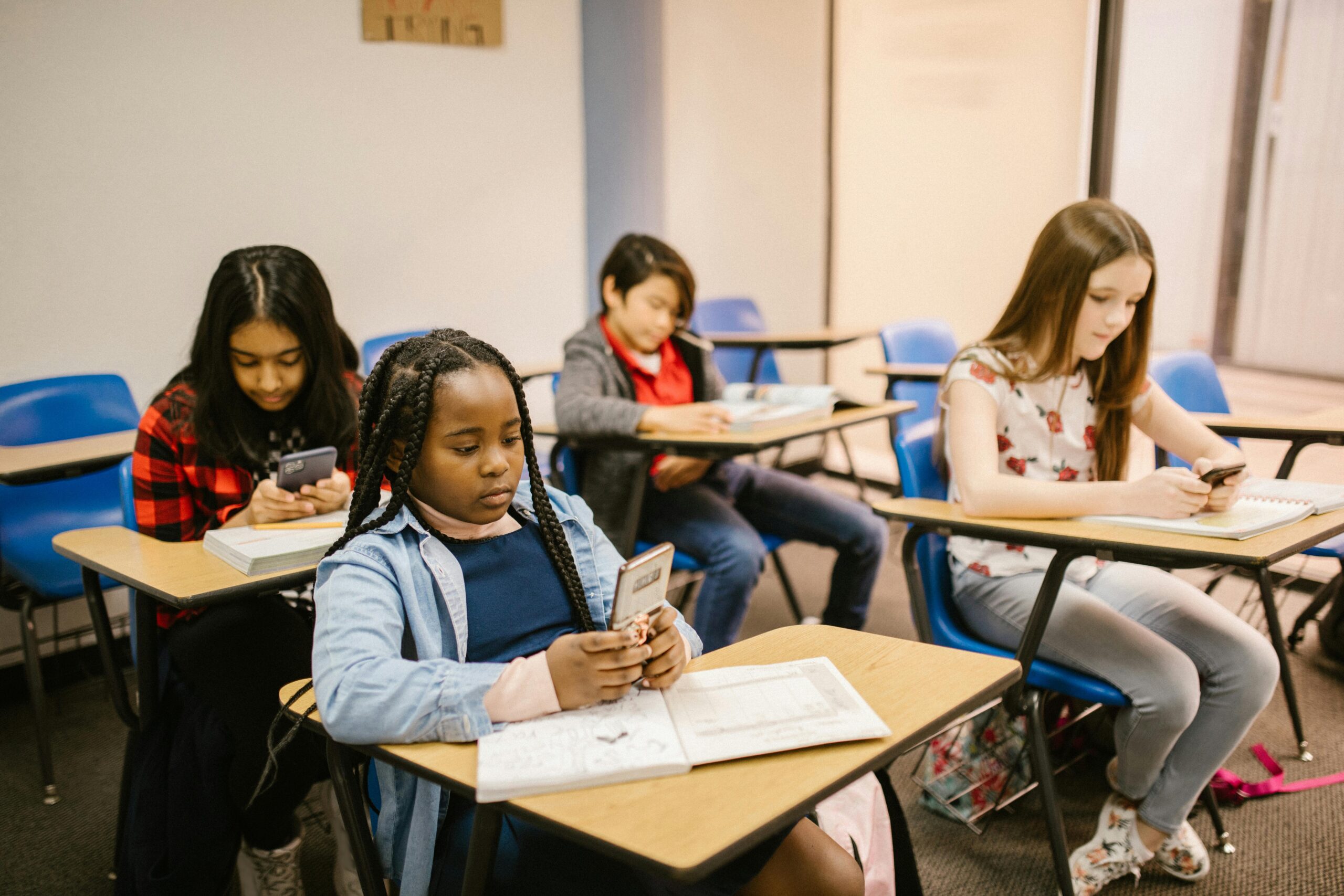 Docentes de Cantabria califican de “necesaria” la prohibición del móvil en centros educativos