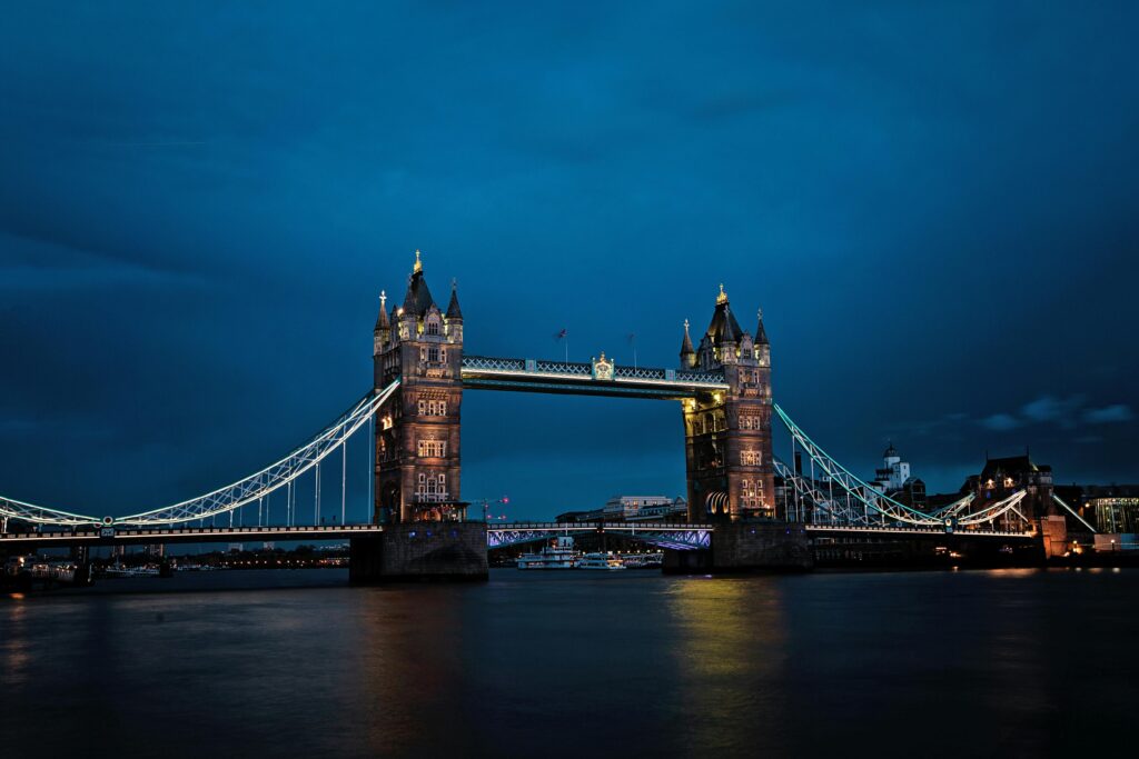 El famoso "Tower Bridge" de Londres en el río Támesis