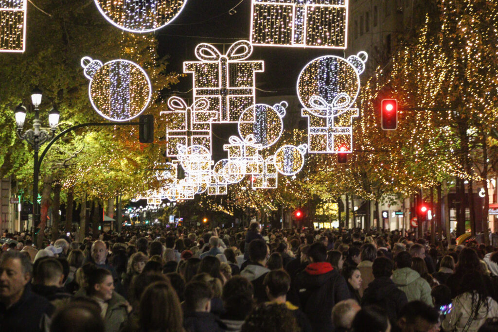 Personas aglomeradas en la calle Calvo Sotelo para poder disfrutar del primer día de luces de Navidad.