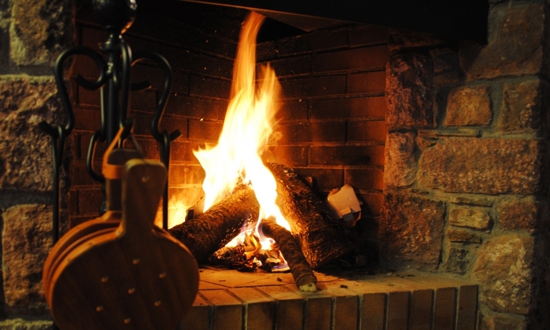 Ni uvas ni campanadas: así se despedía el año en Cantabria, con el “culo chamuscado”