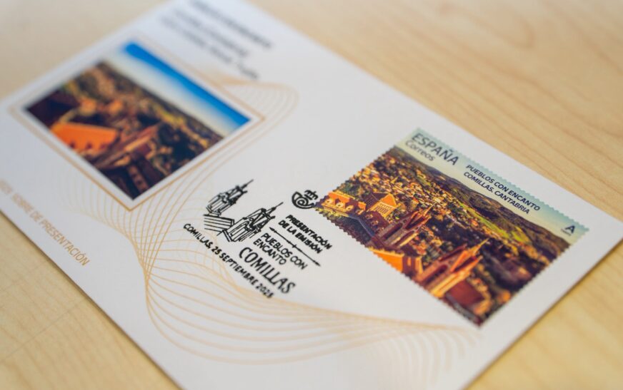 La imagen de Comillas, nuevo “Pueblo con Encanto”, viajará por España en forma de sello