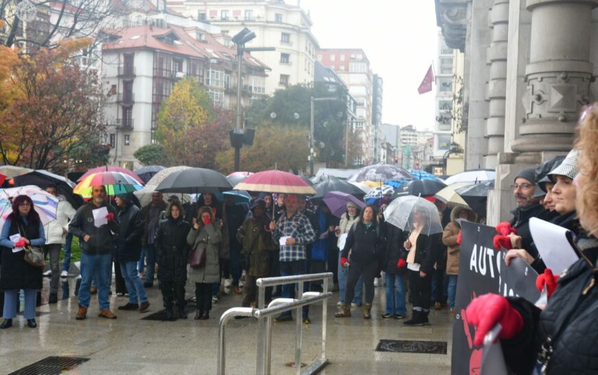 Bajo paraguas y guantes rojos, los autónomos cántabros se manifiestan en Santander: «No pedimos privilegios, pedimos justicia y dignidad»