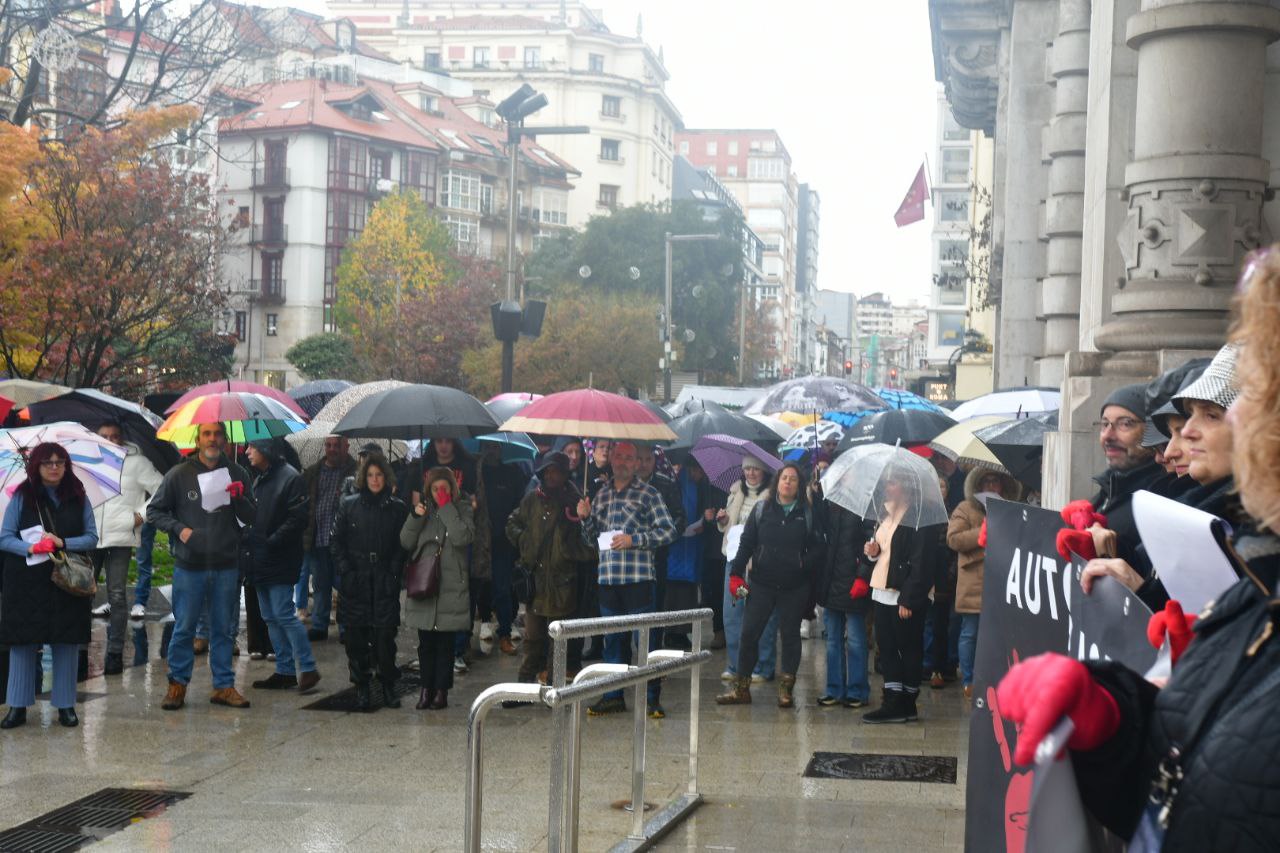 Bajo paraguas y guantes rojos, los autónomos cántabros se manifiestan en Santander: «No pedimos privilegios, pedimos justicia y dignidad»