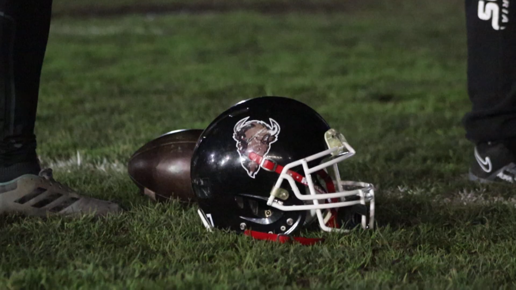 El casco de los Cantabria Bisons durante una de sus sesiones de entrenamiento en las Instalaciones Ruth Beitia de Santander. Daniel Martínez