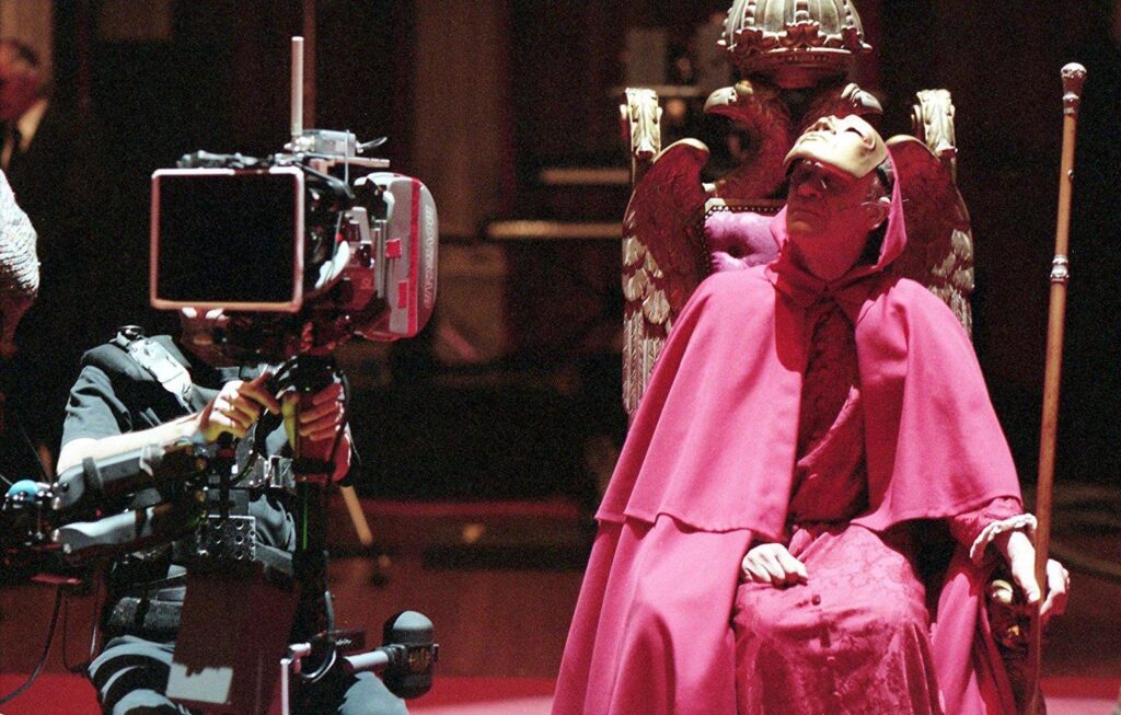 León Vitali en el set de “Eyes Wide Shut” interpretando a Capa Roja