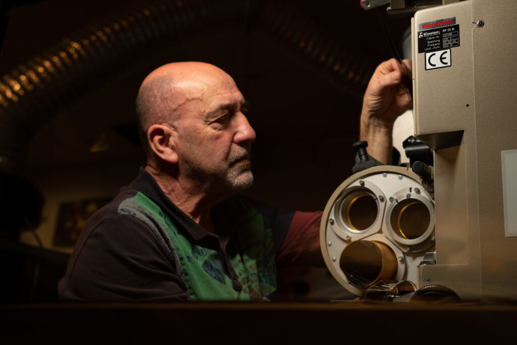 Fidel García preparando el proyector de 35mm