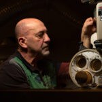 Fidel García preparando el proyector de 35mm