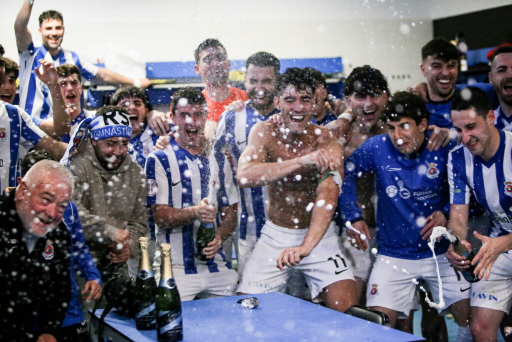 El vestuario de la Gimnástica celebra el ascenso tras vencer al Cayón (2-0). X: @RSGimnastica