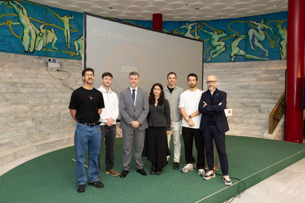 De izquierda a derecha, los directores, Ángel Noguera, Víctor Díaz, el consejero Luis Martínez Abad, Lucia Sánchez, Nacho Solana, Pablo Lasen y el director de la Cantabria Film Commission, Victor Lamadrid | Foto: Gobierno de Cantabria