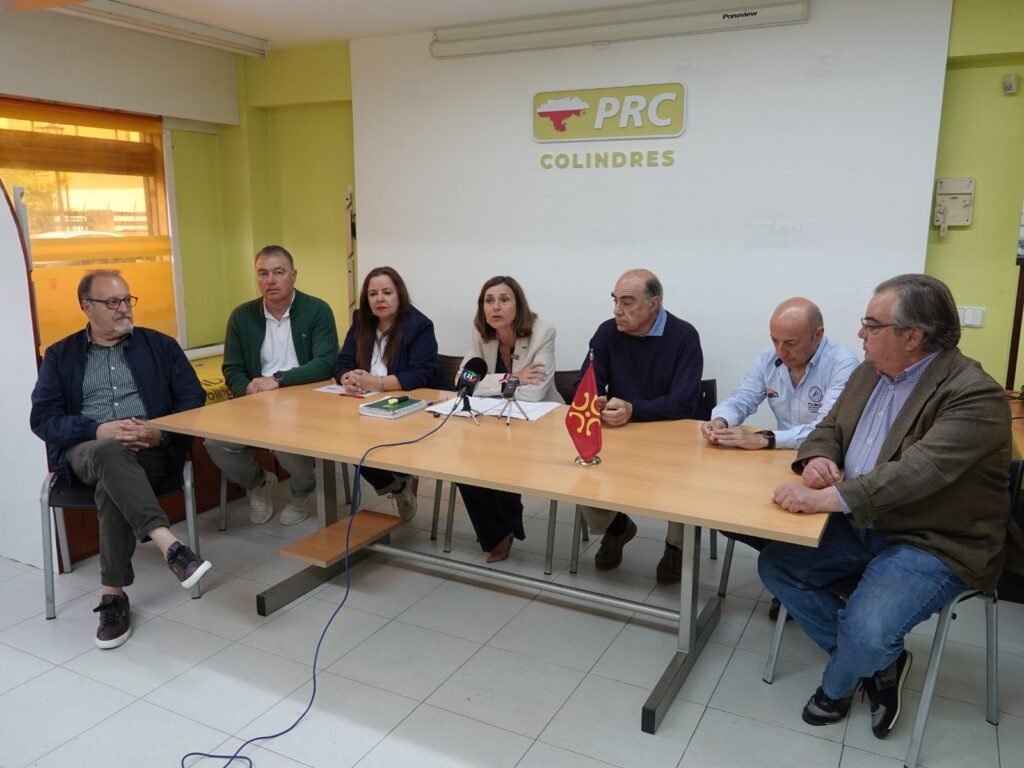 Representantes de los comités del Asón-Agüera y Trasmiera en una rueda de prensa junto a la candidata electoral del PRC, Paula Fernández Viaña | Fuente: PRC