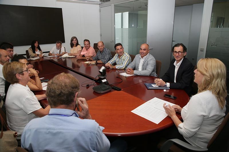 Imagen de archivo de una reunión de la consejera de Desarrollo Rural con representantes de las organizaciones profesionales agrarias y las cooperativas agrarias | Fuente: Gobierno de Cantabria