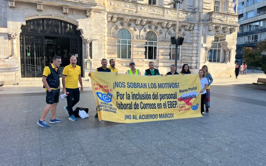 Trabajadores de Correos se concentran ante el Ayuntamiento de Santander en apoyo a la moción del PSOE