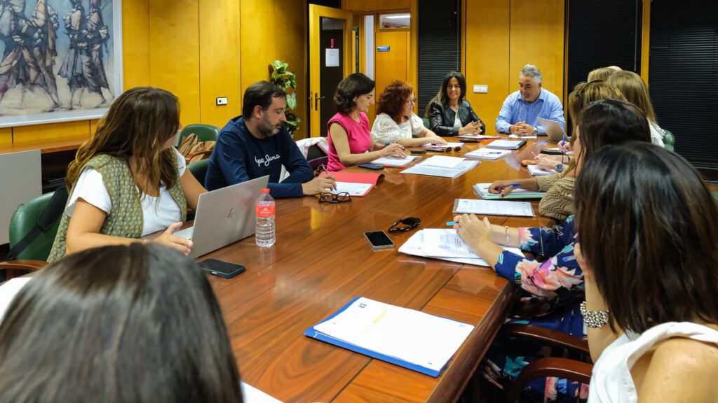 La consejera de Inclusión Social, Begoña Gómez del Rio, preside la reunión de la Comisión para la Integración de la Perspectiva de Género en los Presupuestos Generales de Cantabria | Fuente: Gobierno de Cantabria