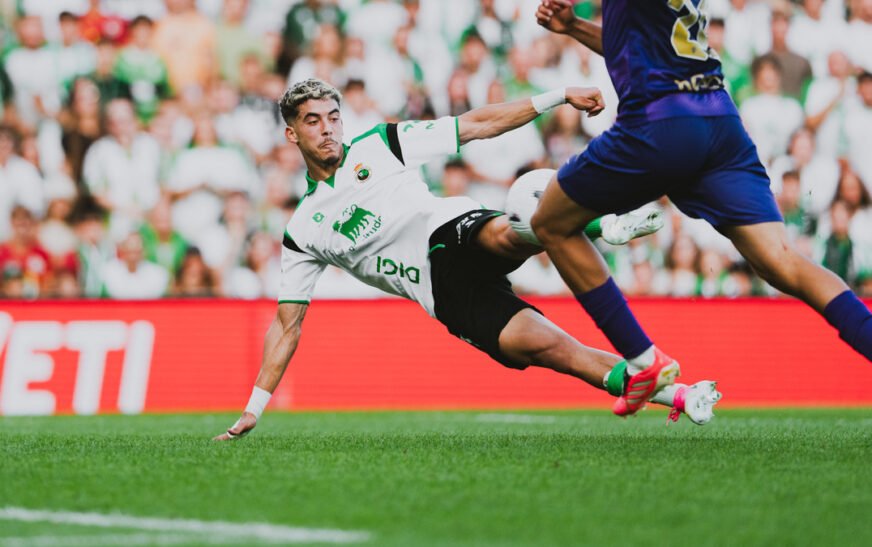 El Racing se estrena con victoria en ‘la 45’ tras tumbar al Elche con un triplete de Zabiri (3-2)