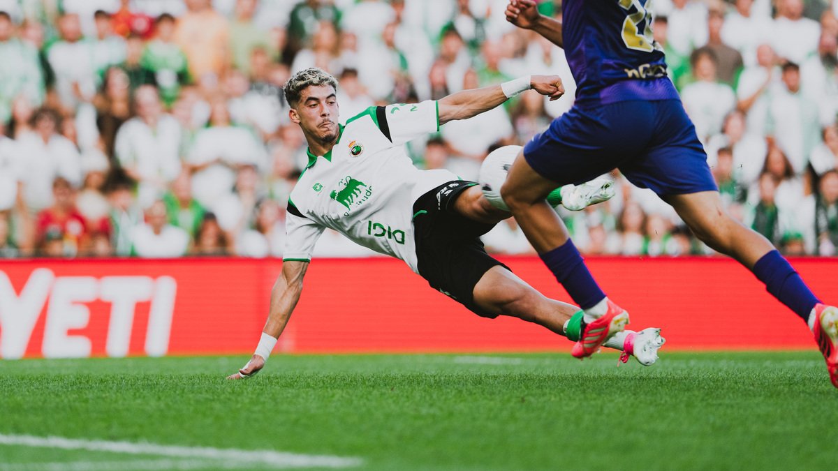 Remate de Zabiri en el tercer gol | Fuente: Racing de Santander