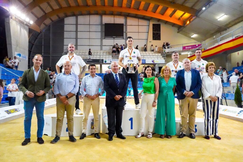 Víctor González recibe el trofeo | Fuente: Gema Igual
