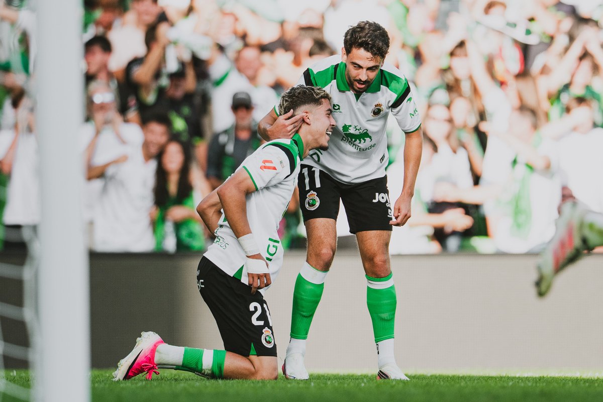 Andrés celebra uno de los tres goles con Zabiri | Fuente: Racing de Santander