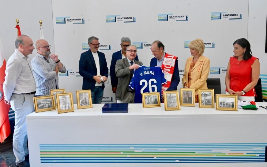 La familia de Vicente Miera dona fotografías del histórico futbolista a la S.D. Nueva Montaña