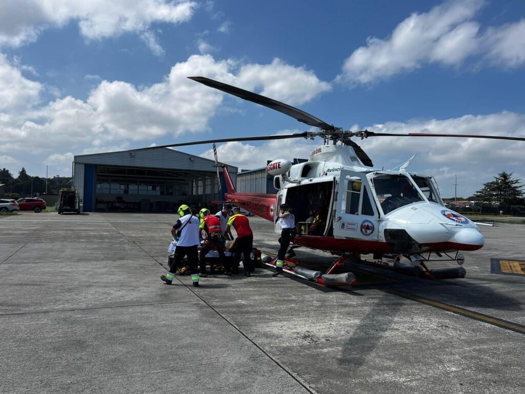 Rescate de un hombre de 92 años tras sufrir una cornada de toro en Bárcena Mayor
