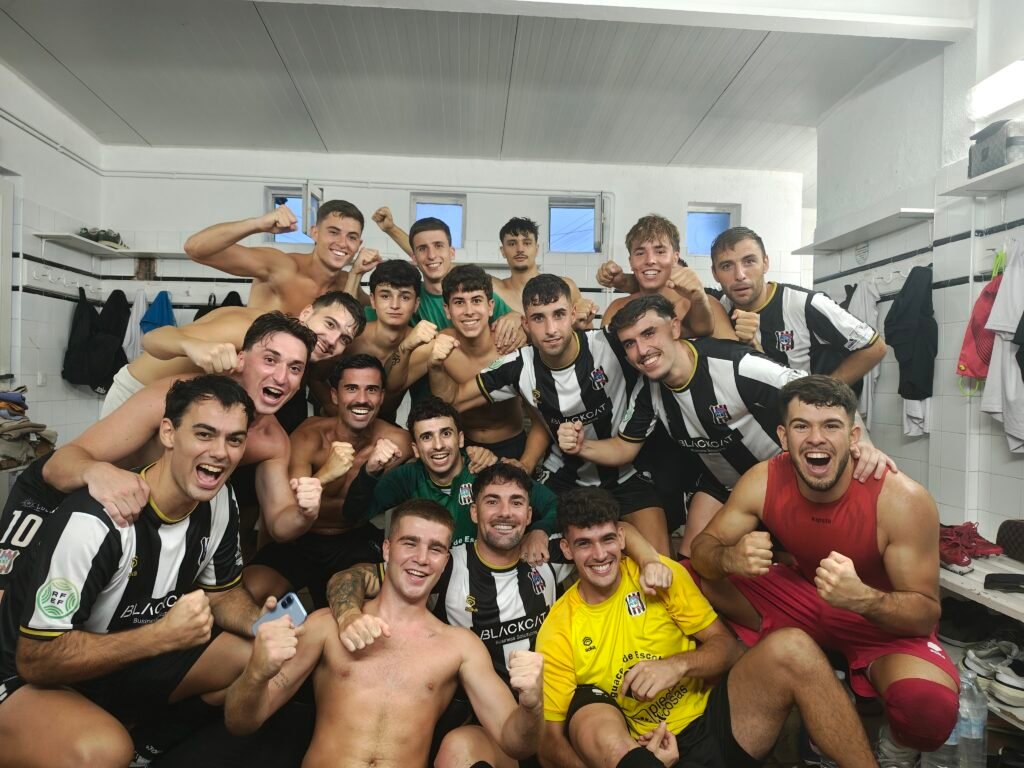 El Escobedo celebra en el vestuario la victoria frente al Cayón ! Fuente: U. M. Escobedo