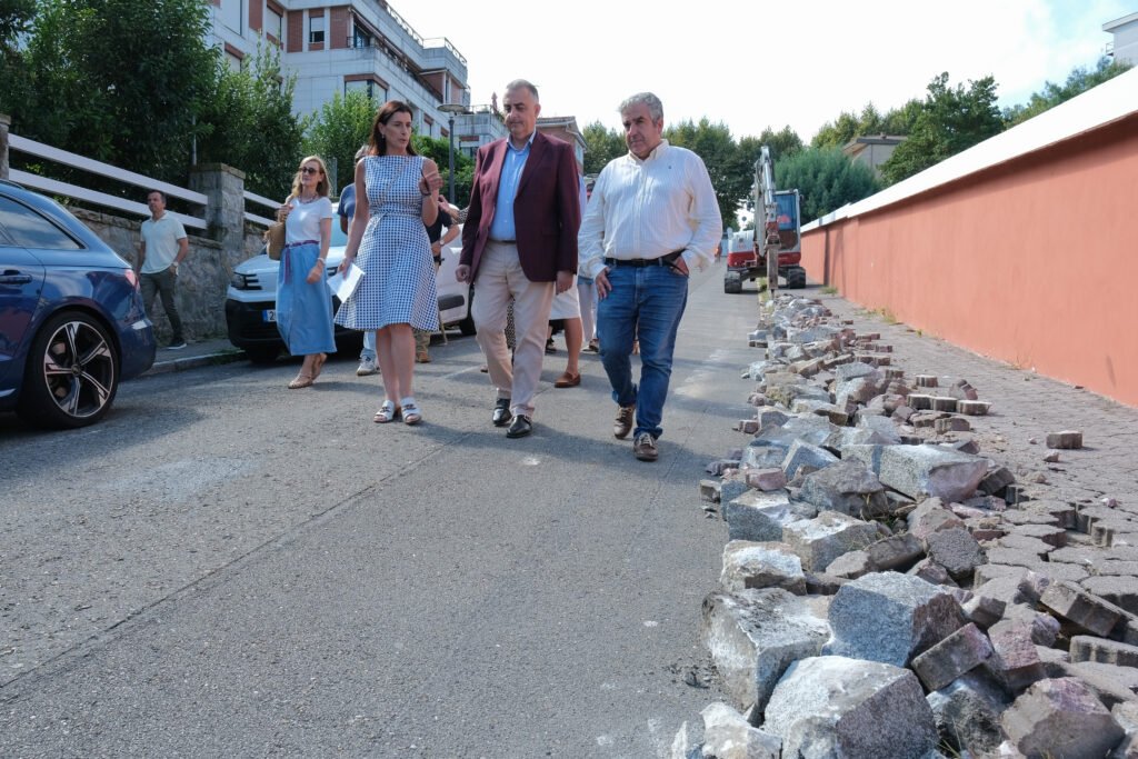 Gema Igual, Roberto Media y Agustín Navarro (concejal de Fomento del Ayuntamiento de Santander) durante la visita hoy a la zona de obras | Fuente: Gobierno de Cantabria