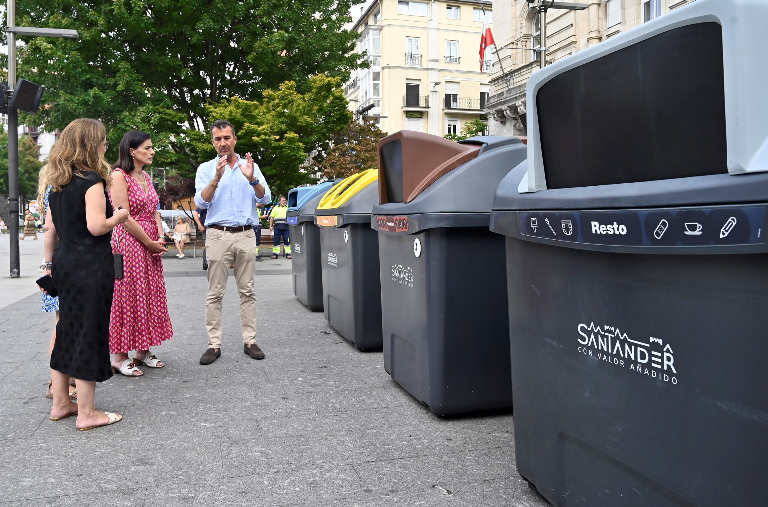 Presentación de los nuevos cubos de basura de Acciona-Oxital | Fuente: Ayuntamiento de Santander