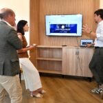 Gema Igual observa la nueva web | Fuente: Ayuntamiento de Santander