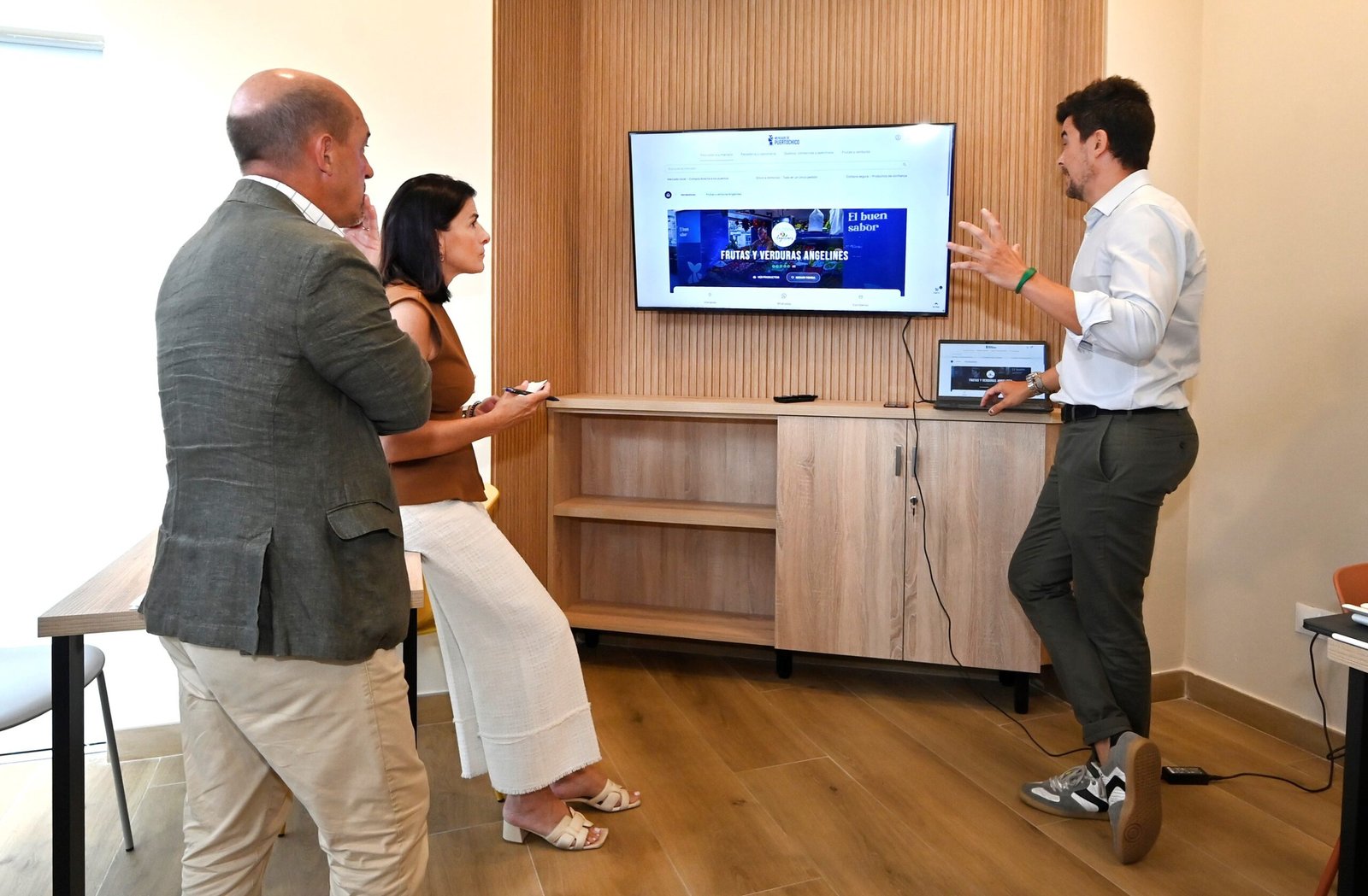 Gema Igual observa la nueva web | Fuente: Ayuntamiento de Santander