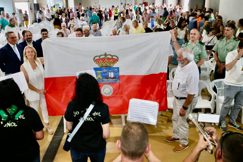 La consejera de Desarrollo Rural, María Jesús Susinos, entrega la bandera de Cantabria | Fuente: Gobierno de Cantabria