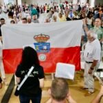 La consejera de Desarrollo Rural, María Jesús Susinos, entrega la bandera de Cantabria | Fuente: Gobierno de Cantabria