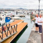 El consejero Roberto Media, junto al alcalde de Laredo, visitando la obra de acondicionamiento de los pantalanes de amarre del puerto. | Fuente: Gobierno de Cantabria