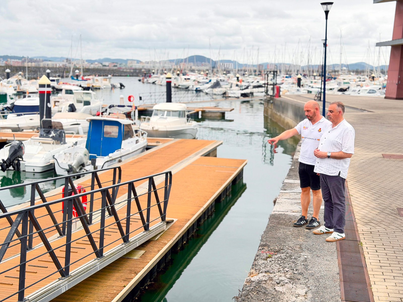 El consejero Roberto Media, junto al alcalde de Laredo, visitando la obra de acondicionamiento de los pantalanes de amarre del puerto. | Fuente: Gobierno de Cantabria