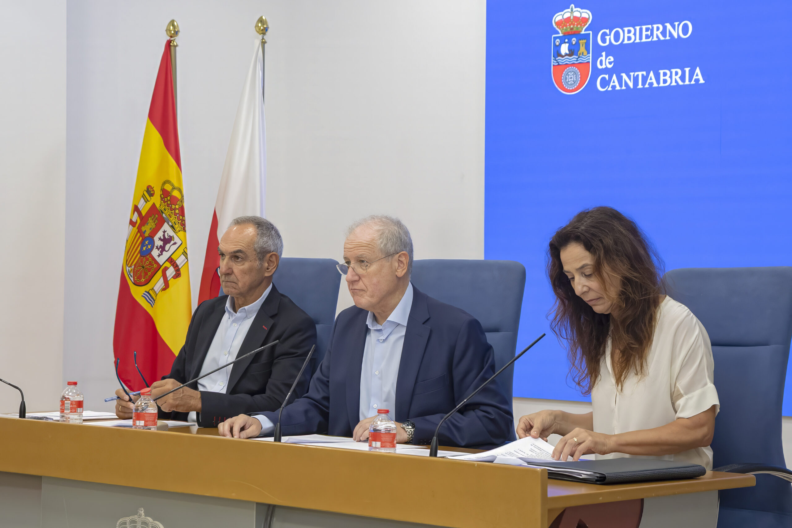 El consejero de Industria, Eduardo Arasti, en la comparecencia a los medios acompañado del director general de Industria, José Luis Ceballos y Marta Rodríguez, de Sodercan | Fuente: Gobierno de Cantabria