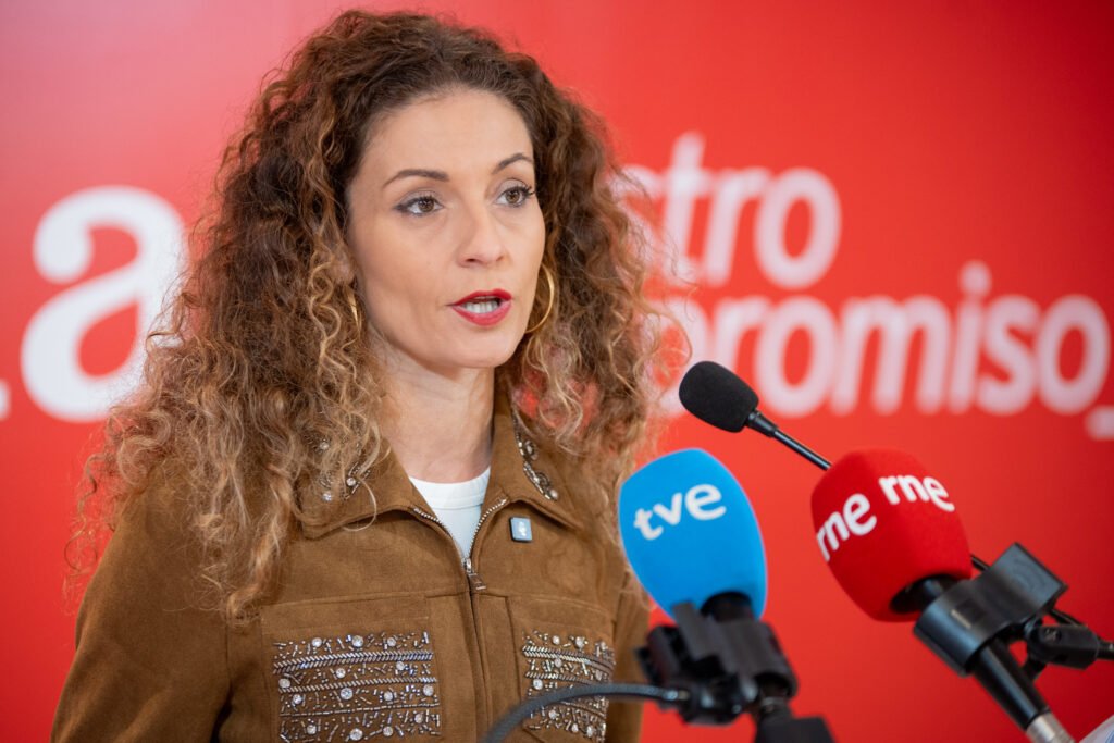 Ainoa Quiñones en sala de prensa | Fuente. PSOE Cantabria