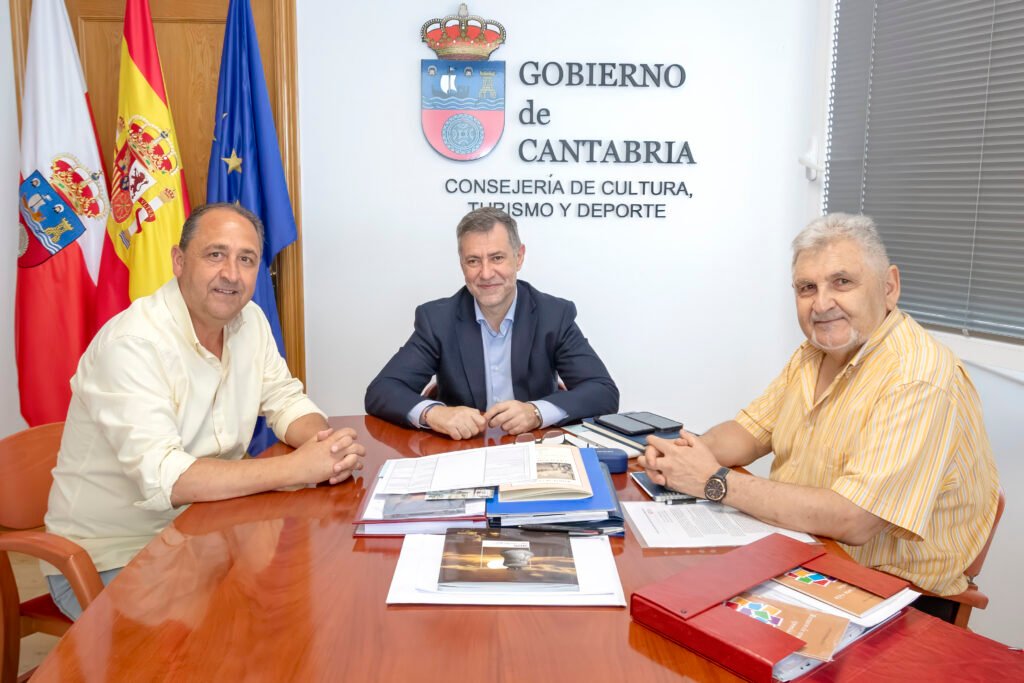 El consejero de Cultura, Martínez Abad, junto con José Quintanal y Fernando del Río, representantes de la Sociedad Cántabra de Escritores | Fuente: Gobierno de Cantabria
