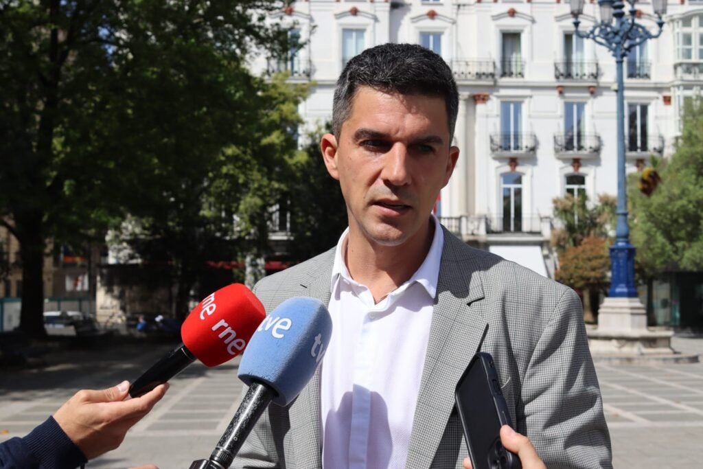 Daniel Fernández atiende a medios | Fuente: PSOE Santander