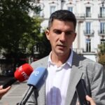 Daniel Fernández atiende a medios | Fuente: PSOE Santander