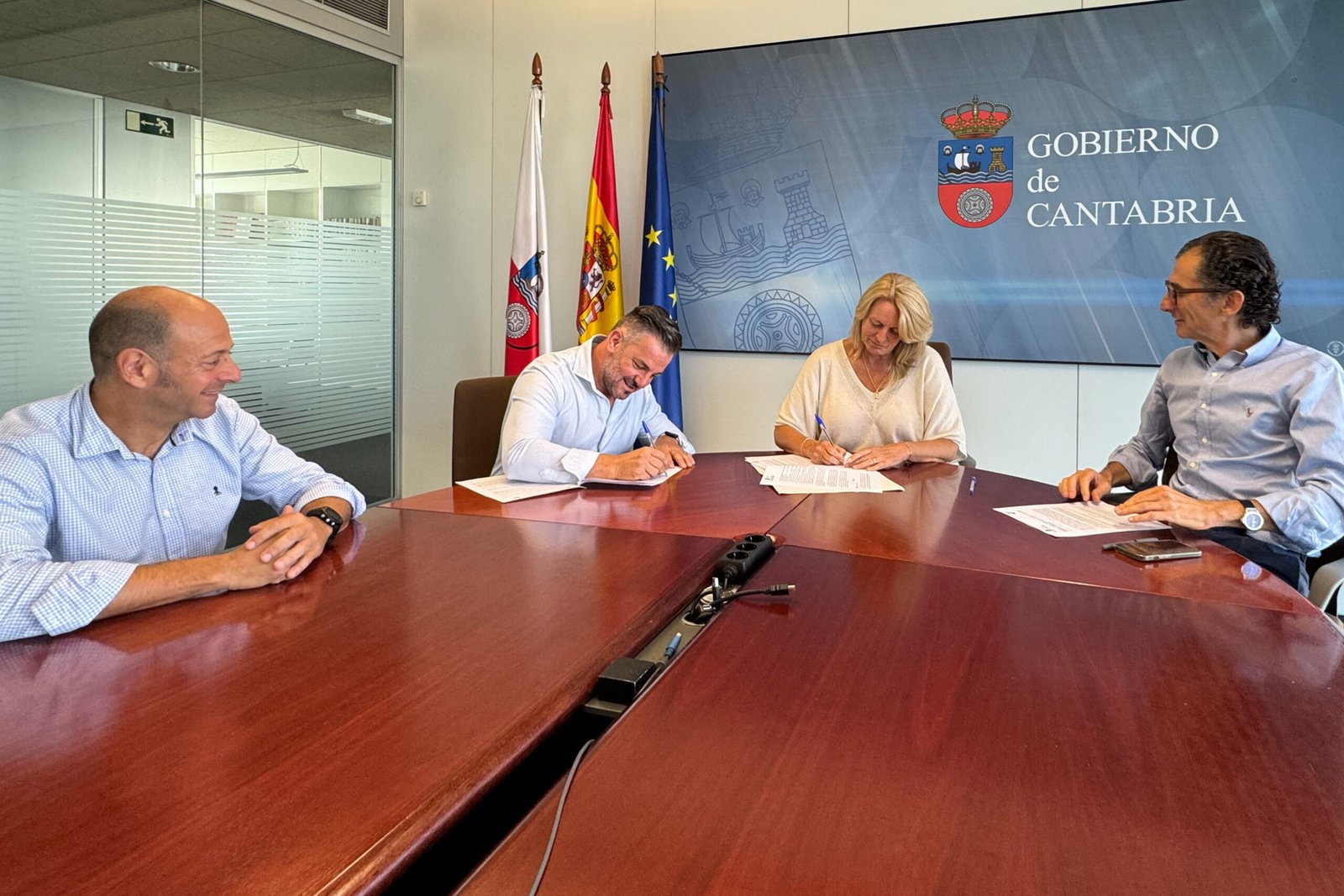De izquierda a derecha: Fernando Ruiz, Javier Renero, María Jesús Susinos y Alfredo Álvarez. | Fuente: Gobierno de Cantabria