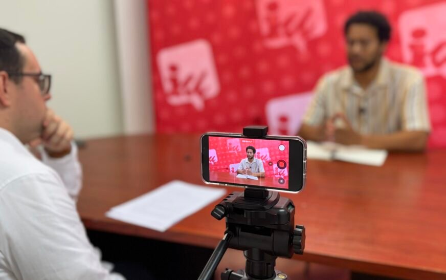 Keruin Martínez (IU): “Cerraron el arco del Banco Santander sin ningún expediente ni autorización. Si Gema Igual no da marcha atrás, nos vamos al juzgado ipso facto”