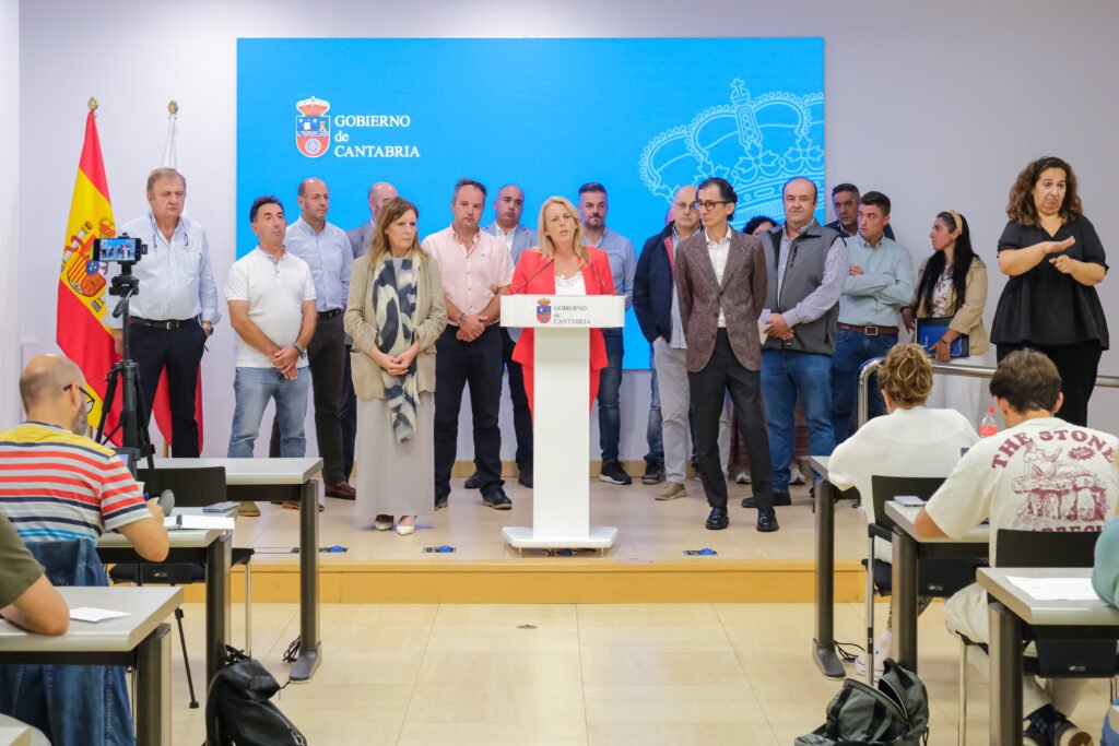 La consejera, acompañada por la directora general de Desarrollo Rural, el director general de Ganadería y representantes del sector | Fuente: Gobierno de Cantabria