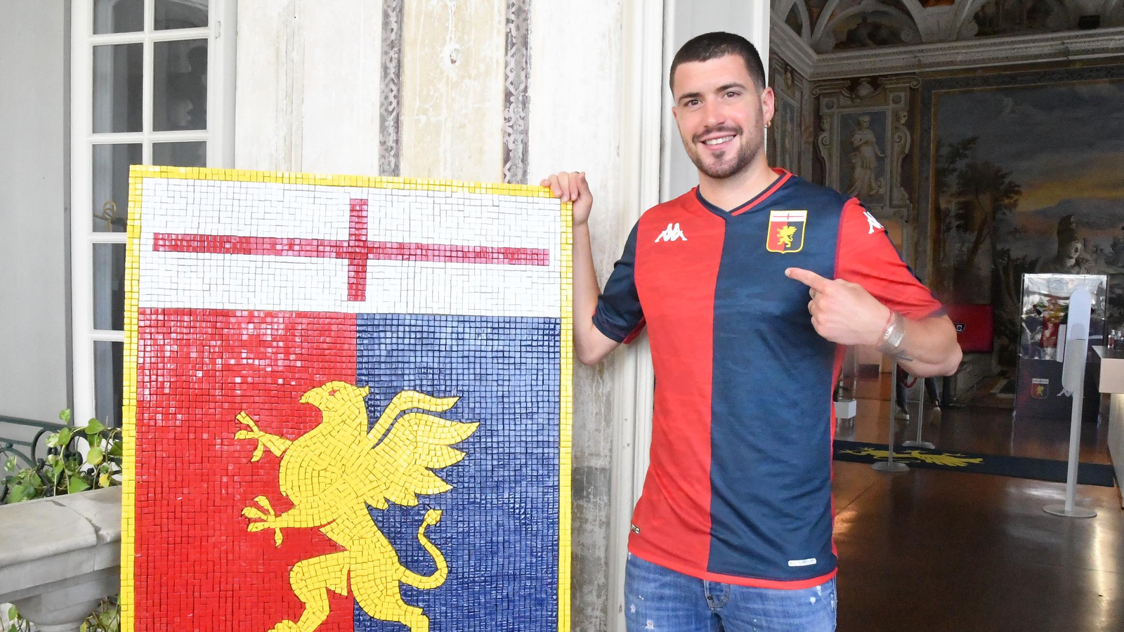 Aaron Martín durante su etapa en el Genoa