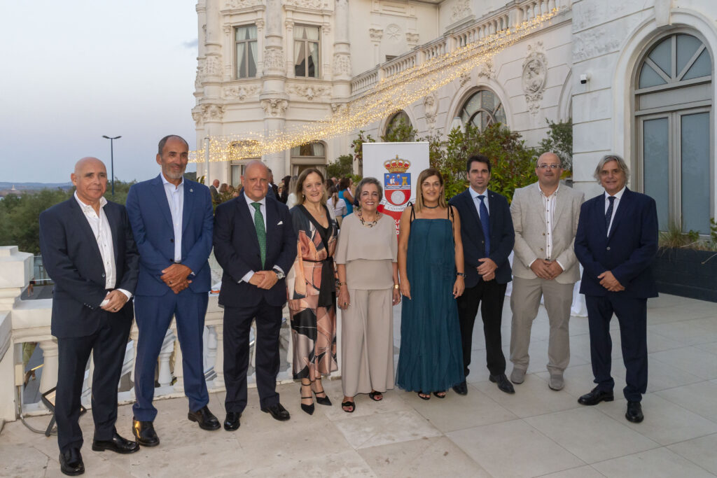 La presidenta de Cantabria junto a los premiados en la edición de este año | Fuente: Gobierno de Cantabria