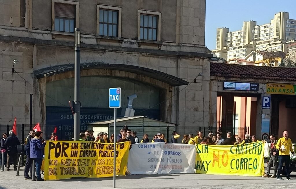 Manifestación de los trabajadores de Correos | Fuente: Marea Postal Cantabria