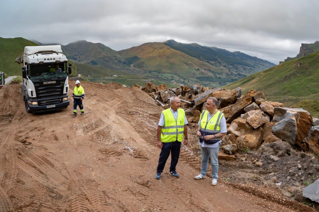 Roberto Media durante la supervisión de cómo marchan las obras de la carretera del Puerto de Lunada | Fuente: Gobierno de Cantabria