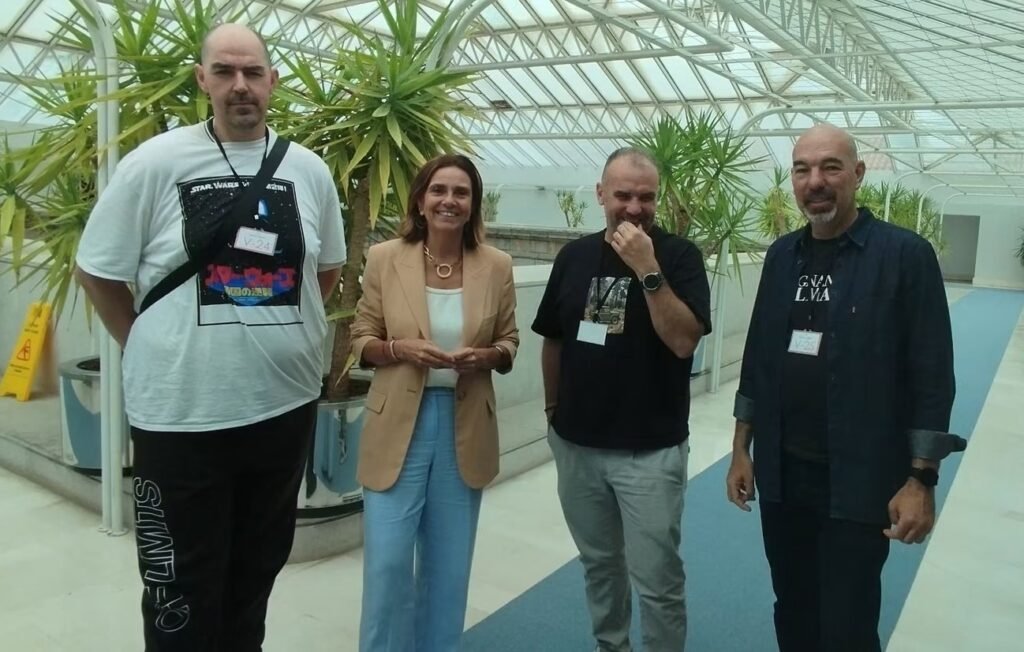 Paula Fernández en un encuentro con trabajadores de Correos celebrado en el Parlamento | Fuente: PRC