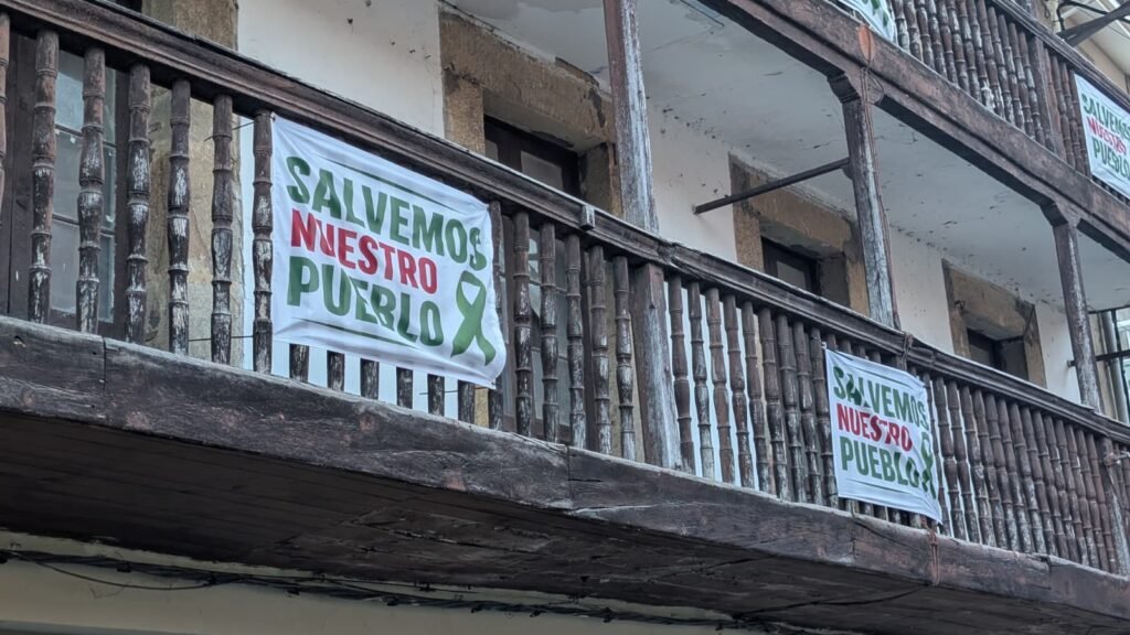 Los vecinos cuelgan carteles en sus balcones | Fuente: Galerna Press
